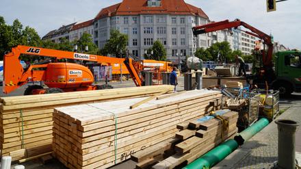 Auf der Baustelle der Berliner Wasserbetriebe am Kaiserdamm ist jetzt viel in Bewegung.