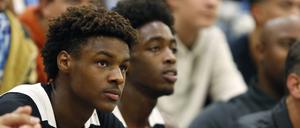 November 23, 2019, San Diego, California, U.S: Dwyane Wade s son Zaire Wade, left, and Lebron James son LeBron James Jr., (Bronny) watch the Sierra Canyon basketball team from the bench during a game against Cathedral Catholic. Sierra Canyon Basketball  - ZUMAa97_ 20191123_zaf_a97_038 Copyright: xKCxAlfredx