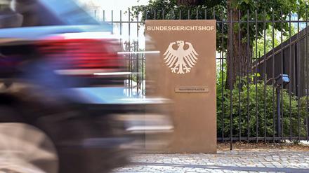 Ein Hinweisschild mit Bundesadler und dem Schriftzug Bundesgerichtshof, aufgenommen vor dem Bundesgerichtshof (BGH).