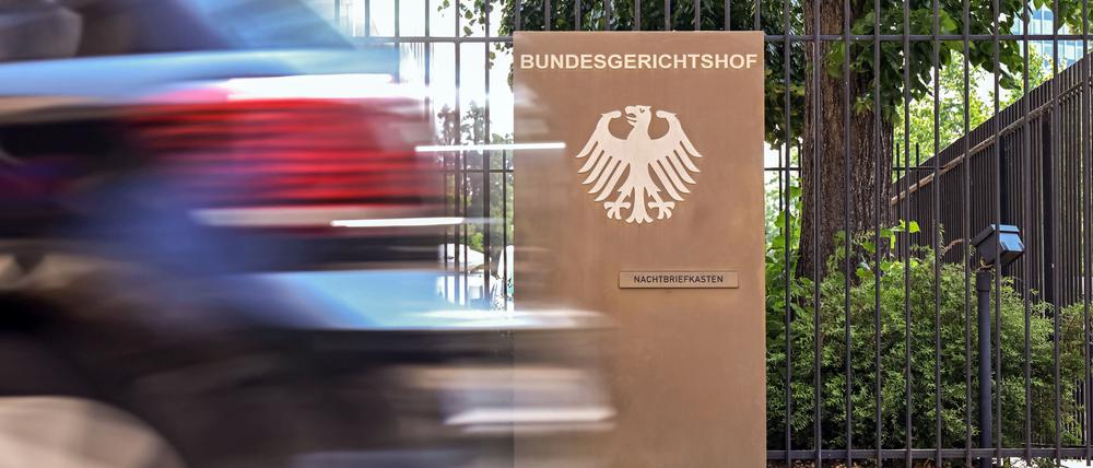 Ein Hinweisschild mit Bundesadler und dem Schriftzug Bundesgerichtshof, aufgenommen vor dem Bundesgerichtshof (BGH).