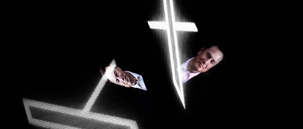 Elon Musk und das Firmenlogo seines Unternhemens X.
