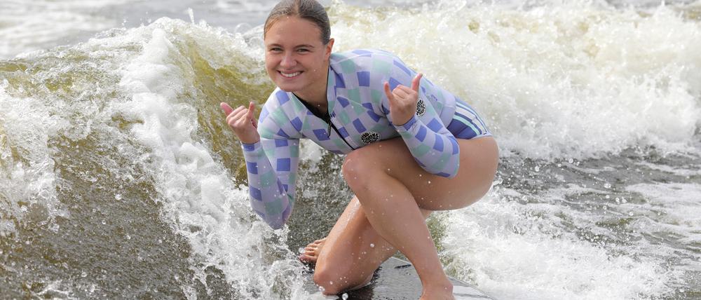 Die Havelwelle in Potsdam bietet in diesem Sommer erstmals Wakesurfen an. Studentin Anna Kapps hat schon ihre dritte Stunde absolviert. 