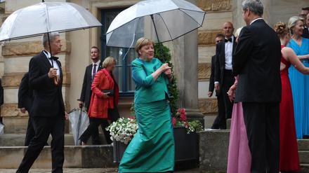 25.07.2023, Bayern, Bayreuth: Ex-Bundeskanzlerin Angela Merkel (CDU) und Ehemann Joachim Sauer kommen zur Eröffnung der Richard-Wagner-Festspiele mit einem neuen «Parsifal» ins Festspielhaus auf dem Grünen Hügel. Foto: Daniel Karmann/dpa +++ dpa-Bildfunk +++