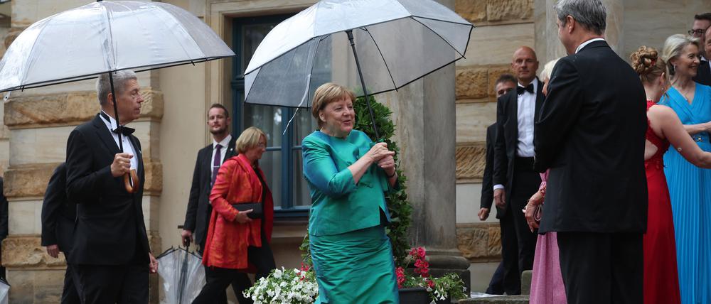 25.07.2023, Bayern, Bayreuth: Ex-Bundeskanzlerin Angela Merkel (CDU) und Ehemann Joachim Sauer kommen zur Eröffnung der Richard-Wagner-Festspiele mit einem neuen «Parsifal» ins Festspielhaus auf dem Grünen Hügel. Foto: Daniel Karmann/dpa +++ dpa-Bildfunk +++