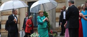 25.07.2023, Bayern, Bayreuth: Ex-Bundeskanzlerin Angela Merkel (CDU) und Ehemann Joachim Sauer kommen zur Eröffnung der Richard-Wagner-Festspiele mit einem neuen «Parsifal» ins Festspielhaus auf dem Grünen Hügel. Foto: Daniel Karmann/dpa +++ dpa-Bildfunk +++