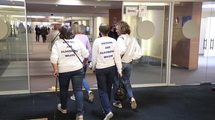 Menschen, die Pullover mit der Aufschrift «Opfer sind klassifizierter Abfall» tragen, um eine bessere Versorgung für die Opfer von Terrorismus zu fordern, kommen zu einem Gericht infolge der Terroranschläge vom 22. März 2016.