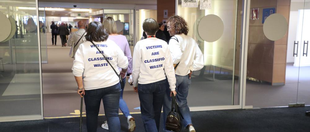 Menschen, die Pullover mit der Aufschrift «Opfer sind klassifizierter Abfall» tragen, um eine bessere Versorgung für die Opfer von Terrorismus zu fordern, kommen zu einem Gericht infolge der Terroranschläge vom 22. März 2016.