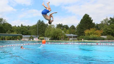 Im Freibad „Kiebitzberge“ in Kleinmachnow gibt es zwei Sprungtürme, eine Rutsche, einen Spielplatz und ein Babybecken.