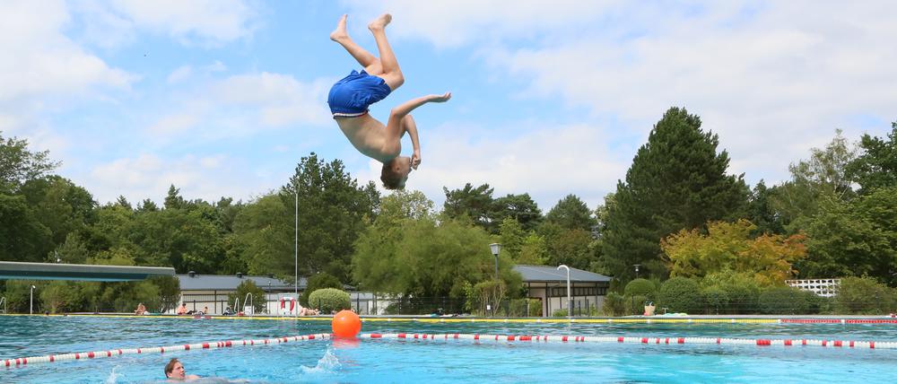 Im Freibad „Kiebitzberge“ in Kleinmachnow gibt es zwei Sprungtürme, eine Rutsche, einen Spielplatz und ein Babybecken.