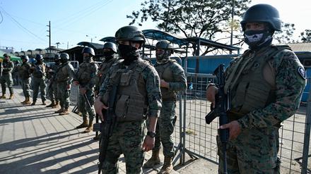 Ecuadorianische Soldaten am Gefängnis von Guayaquil.