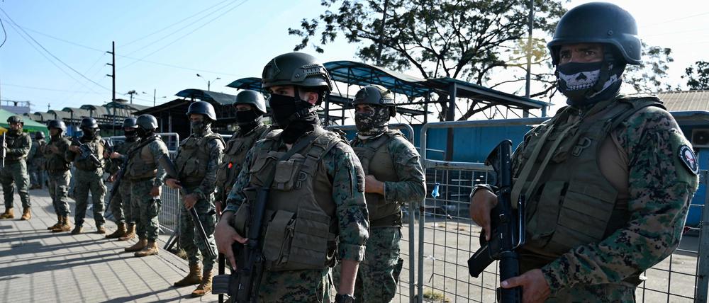 Ecuadorianische Soldaten am Gefängnis von Guayaquil.