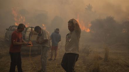 Einheimische versuchen, einen Waldbrand im griechischen Dorf Gennadi zu löschen.