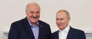 Der belarussische Machthaber Alexander Lukaschenko schüttelt seinem russischen Amtskollegen Wladimir Putin während eines Treffens in St. Petersburg die Hand.