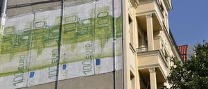 Bildnummer: 58341573  Datum: 04.08.2012  Copyright: imago/Steinach
 Geldscheingraffiti an Wohnhaus, Haus, Wohnhaus, Fassade, Graffiti, Geld, Wohngeld, Euro, 100 Euro Gesellschaft Berlin GER xsp x0x 2012 quer 

 58341573 Date 04 08 2012 Copyright Imago Steinach  to House House House Facade Graffiti Money Housing benefit Euro 100 Euro Society Berlin ger xsp x0x 2012 horizontal  