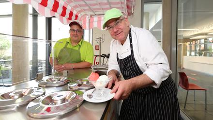 Eismeierei Babelsberg. In der neuen Eismeierei Babelsberg wird Eiscreme handwerklich hergestellt – von Menschen mit Behinderung. Die Beschäftigten verwenden ausschließlich frische Produkte in hoher Qualität und probieren immer wieder neue Kreationen aus. Jan Dörries, Koch und Gruppenleiter Eismeierei (rechts) und Mitarbeiter Patrick Salomon