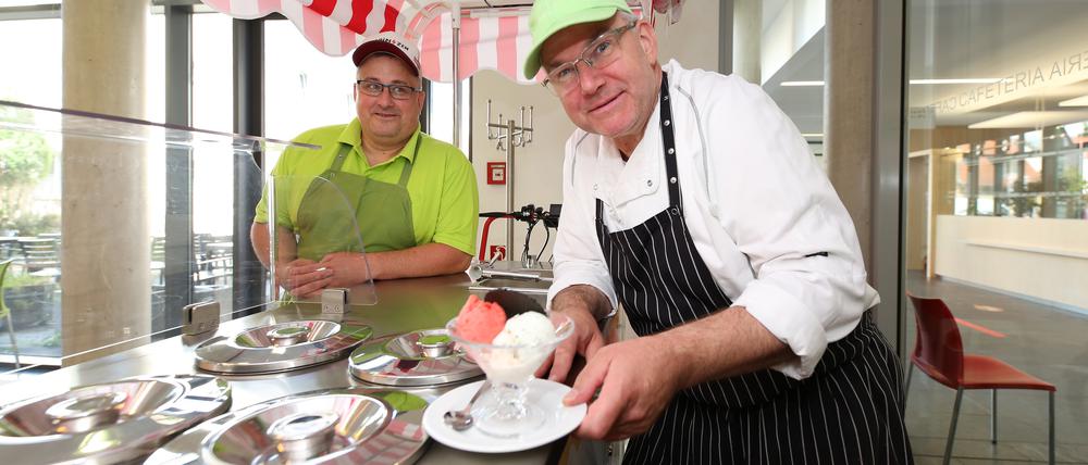 Eismeierei Babelsberg. In der neuen Eismeierei Babelsberg wird Eiscreme handwerklich hergestellt – von Menschen mit Behinderung. Die Beschäftigten verwenden ausschließlich frische Produkte in hoher Qualität und probieren immer wieder neue Kreationen aus. Jan Dörries, Koch und Gruppenleiter Eismeierei (rechts) und Mitarbeiter Patrick Salomon