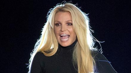 Britney Spears steht auf der Bühne vom Park MGM Hotel-Casino. 