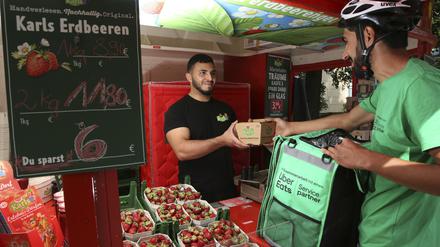  Bisher vertreibt Karls seine Erdbeeren über die roten Buden. 