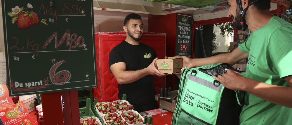  Bisher vertreibt Karls seine Erdbeeren über die roten Buden. 