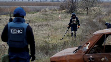 Ukrainische Minenexperten suchen in der Region Cherson nach nicht explodierten Sprengkörpern und Landminen (Symbolbild).