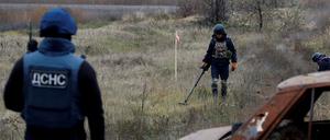 Ukrainische Minenexperten suchen in der Region Cherson nach nicht explodierten Sprengkörpern und Landminen (Symbolbild).