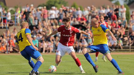 Cedric Euschen (Mi., in einem Testspiel gegen die TSG Lübbenau) ist vom BFC Dynamo zu Energie Cottbus gewechselt. 