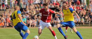 Cedric Euschen (Mi., in einem Testspiel gegen die TSG Lübbenau) ist vom BFC Dynamo zu Energie Cottbus gewechselt. 