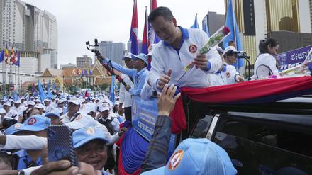 Hun Manet, Sohn des kambodschanischen Premierministers Hun Sen, begrüßt seine Anhänger, während einer Veranstaltung zum Abschluss des Wahlkampfs..
