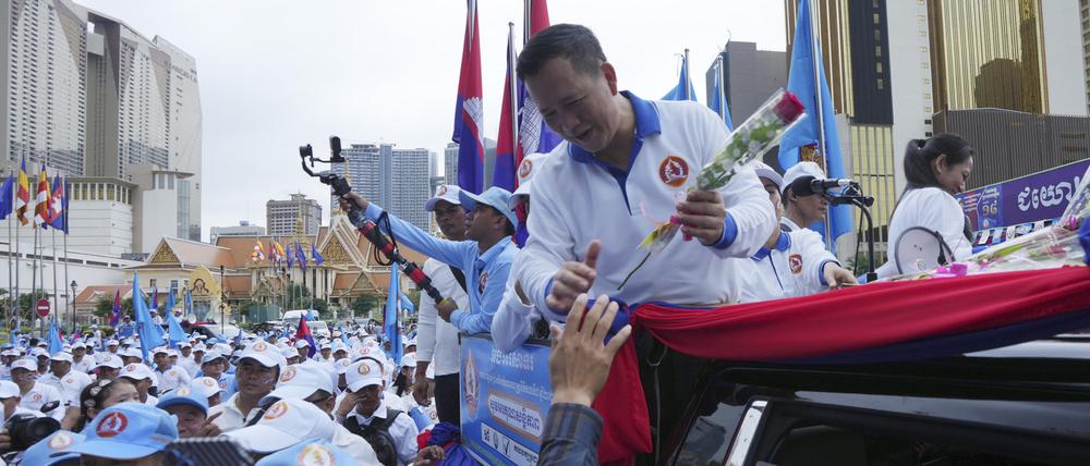 Hun Manet, Sohn des kambodschanischen Premierministers Hun Sen, begrüßt seine Anhänger, während einer Veranstaltung zum Abschluss des Wahlkampfs..