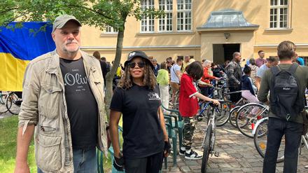 Klaus Stark und Marie Hoepfner vom Verein mog61 e.V. bei der Verteilaktion reparierter Fahrräder im Nachbarschaftshaus Urbanstraße, Kreuzberg.