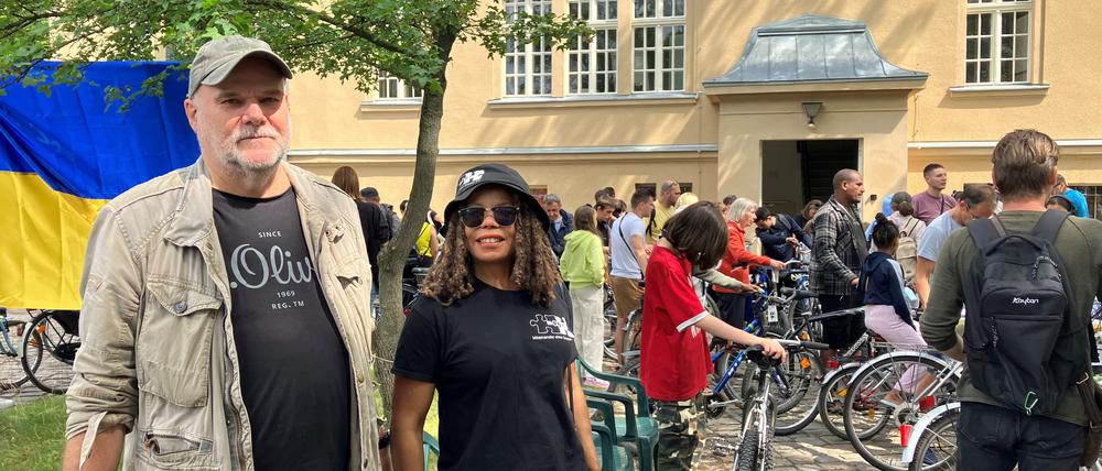 Klaus Stark und Marie Hoepfner vom Verein mog61 e.V. bei der Verteilaktion reparierter Fahrräder im Nachbarschaftshaus Urbanstraße, Kreuzberg.