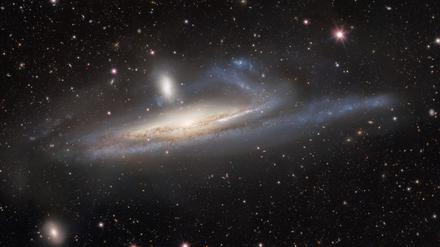 Die Aufnahme einer speziellen Kamera des US-Energieministeriums zeigt die Zwerggalaxie «NGC 1531» und die große Spiralgalaxie «NGC 1532» kurz vor der Verschmelzung.