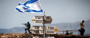 Ein israelischer Soldat an einem symbolischen Wegweiser auf den Golanhöhen nahe der Grenze zu Syrien. (Symbolbild)