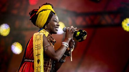 Musikerin Fatoumata Diawara live beim Roskilde Festival 2022.