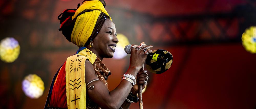 Musikerin Fatoumata Diawara live beim Roskilde Festival 2022.