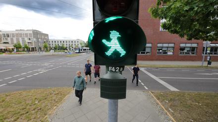 Potsdams fußgängerfreundliche KI-Ampel an der Kreuzung Kiepenheuerallee/Georg-Hermann-Allee. Seit Juni wird eine Potsdamer Kreuzung durch Künstliche Intelligenz überwacht, die Ampelphasen je nach Verkehrsaufkommen anpasst. Das System kann auch vor Kollisionen warnen - doch das ist noch Zukunftsmusik.