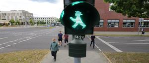 Potsdams fußgängerfreundliche KI-Ampel an der Kreuzung Kiepenheuerallee/Georg-Hermann-Allee. Seit Juni wird eine Potsdamer Kreuzung durch Künstliche Intelligenz überwacht, die Ampelphasen je nach Verkehrsaufkommen anpasst. Das System kann auch vor Kollisionen warnen - doch das ist noch Zukunftsmusik.
