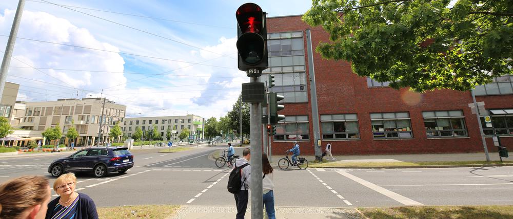 Potsdams fußgängerfreundliche KI-Ampel an der Kreuzung Kiepenheuerallee/Georg-Hermann-Allee. Seit Juni wird eine Potsdamer Kreuzung durch Künstliche Intelligenz überwacht, die Ampelphasen je nach Verkehrsaufkommen anpasst. Das System kann auch vor Kollisionen warnen - doch das ist noch Zukunftsmusik.