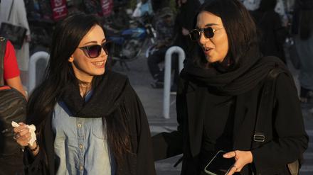 Kopftuchlos. Frauen beim Spaziergang durch das Teheraner Geschäftsviertel Tajrish (April 2023).