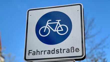 Ein Schild weist auf die Fahrradstraße hin.