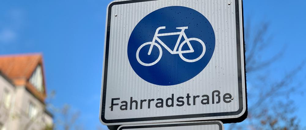 Ein Schild weist auf die Fahrradstraße hin.