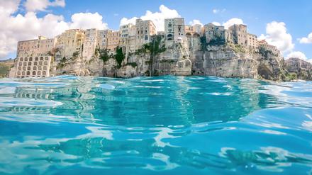 Wie aus dem Mittelmeer scheint sich Tropea zu erheben. 