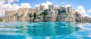 Wie aus dem Mittelmeer scheint sich Tropea zu erheben. 