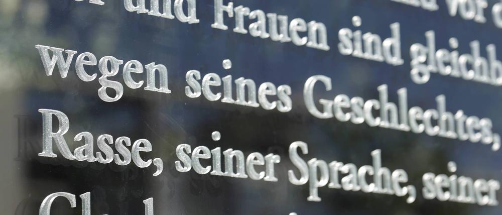 Ausschnitt aus Artikel 3 des Grundgesetzes auf der Glaswand zur Spreeseite am Jakob-Kaiser-Hauses.