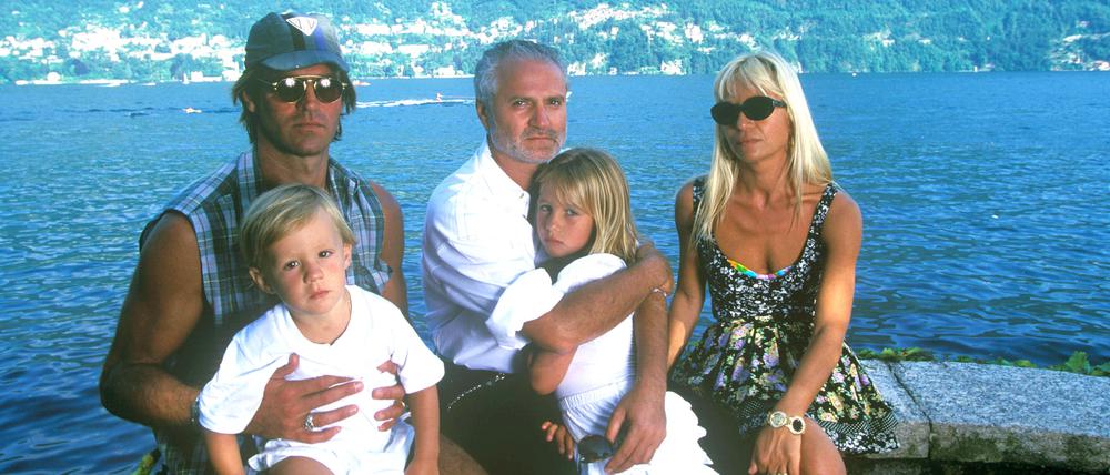Die Familie Versace, mit Gianni Versace in der Mitte.