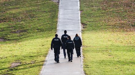 Eine Doppelstreife von Polizei und Ordnungsamt geht in Berlin durch den Görlitzer Park.