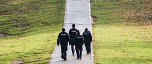 Eine Doppelstreife von Polizei und Ordnungsamt geht am 08.12.2014 in Berlin durch den Görlitzer Park. Die Grünfläche im Stadtteil Kreuzberg ist seit langem wegen den zahlreichen Drogendealern im Fokus der Öffentlichkeit. Die Polizei hat reagiert und die Kontrollen verstärkt. Die Mitglieder des Innenausschusses des Abgeordnetenhauses befassten sich heute ebenfalls mit dem Thema. Foto: Paul Zinken/dpa +++(c) dpa - Bildfunk+++