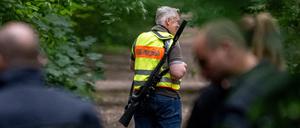 Löwenjagd in Kleinmachnow: Der Gemeindejäger samt Polizei durchsuchen den Wald.