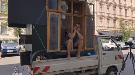 Der Architekt Van Bo Le-Mentzel in dem von ihm entworfenen Pick-Up House. Es dient als Not-Hotel für Obdachlose.