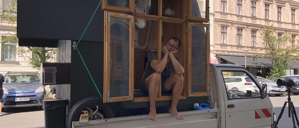 Der Architekt Van Bo Le-Mentzel in dem von ihm entworfenen Pick-Up House. Es dient als Not-Hotel für Obdachlose.
